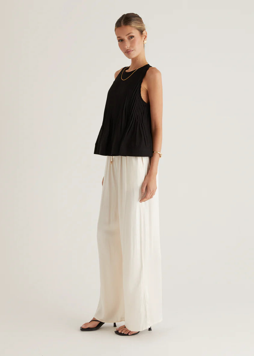 Norvina Pleated Top - Black