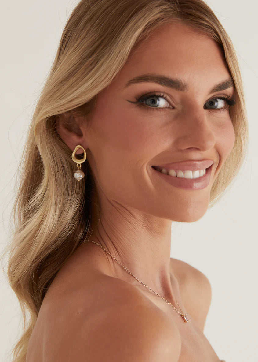 Yelina Pearl Earrings - Gold